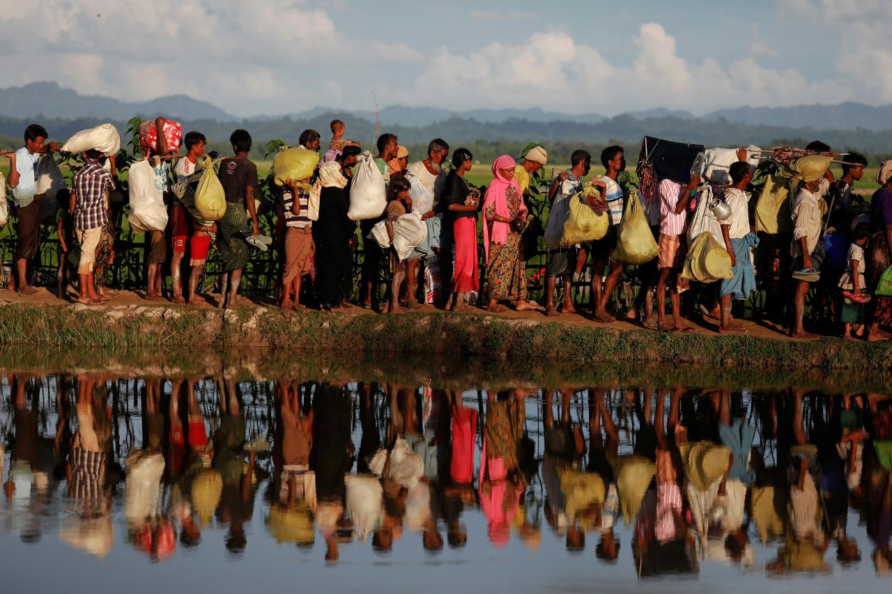Rohingya refugees who fled from Myanmar wait to be let through by Bangladeshi border guards after crossing the border in Palang Khali, Bangladesh October 9, 2017. REUTERS/Damir Sagolj