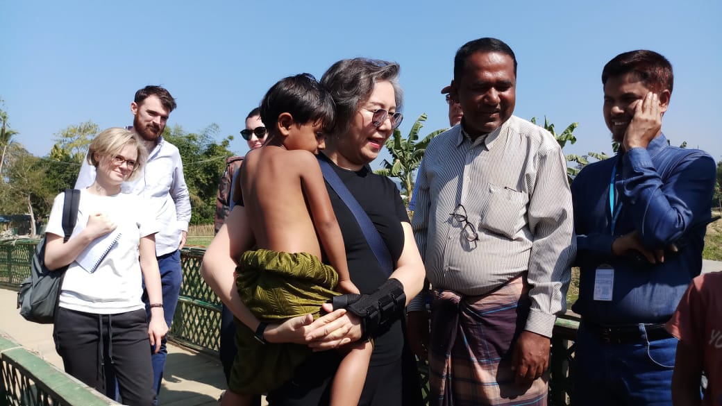 Yanghee Lee with Rohingyas in No Man's Land