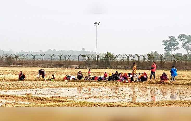 Persons currently moored at the no-man’s land across Brahmanbaria border (Photo: Dhaka Tribune)