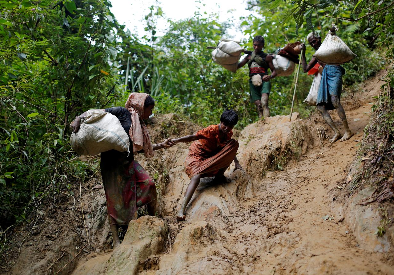 Rohingya refugees climb down a hill after crossing the Bangladesh-Myanmar border in Cox's Bazar, Bangladesh September 8, 2017. REUTERS/Danish Siddiqui