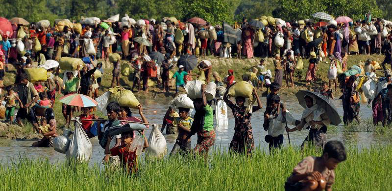 Rohingya refugees who fled from Myanmar wait to be let through by Bangladeshi border guards after crossing the border in Palang Khali, Bangladesh October 16, 2017. Photo: Reuters/Zohra Bensemra