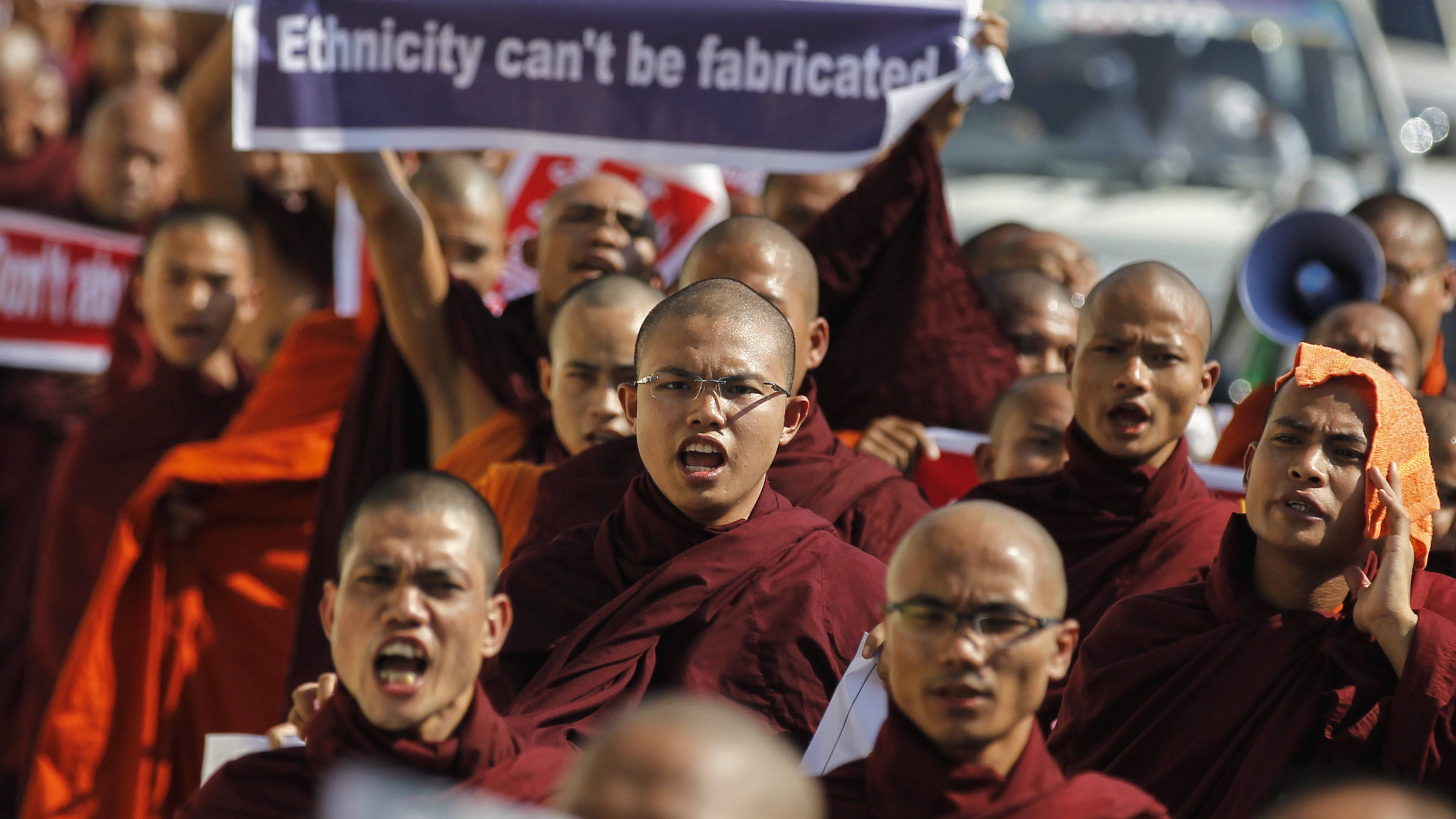 Buddhist monks protest the visit of a U.N. official in Yangon on Jan. 16, 2015. According to local media reports, they were angry that the international organization had urged the government to give members of the Rohingya minority citizenship. © Reuters