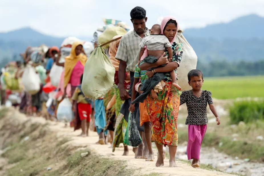 Rohingya refugees walk from Myanmar to refugee camps in Bangladesh. REUTERS/Jorge Silva