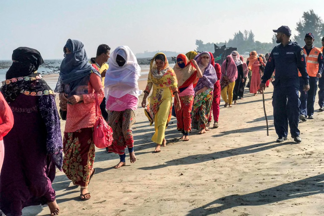 פליטים בני רוהינגה הולכים בחופי בנגלדש, החודשצילום: AFP