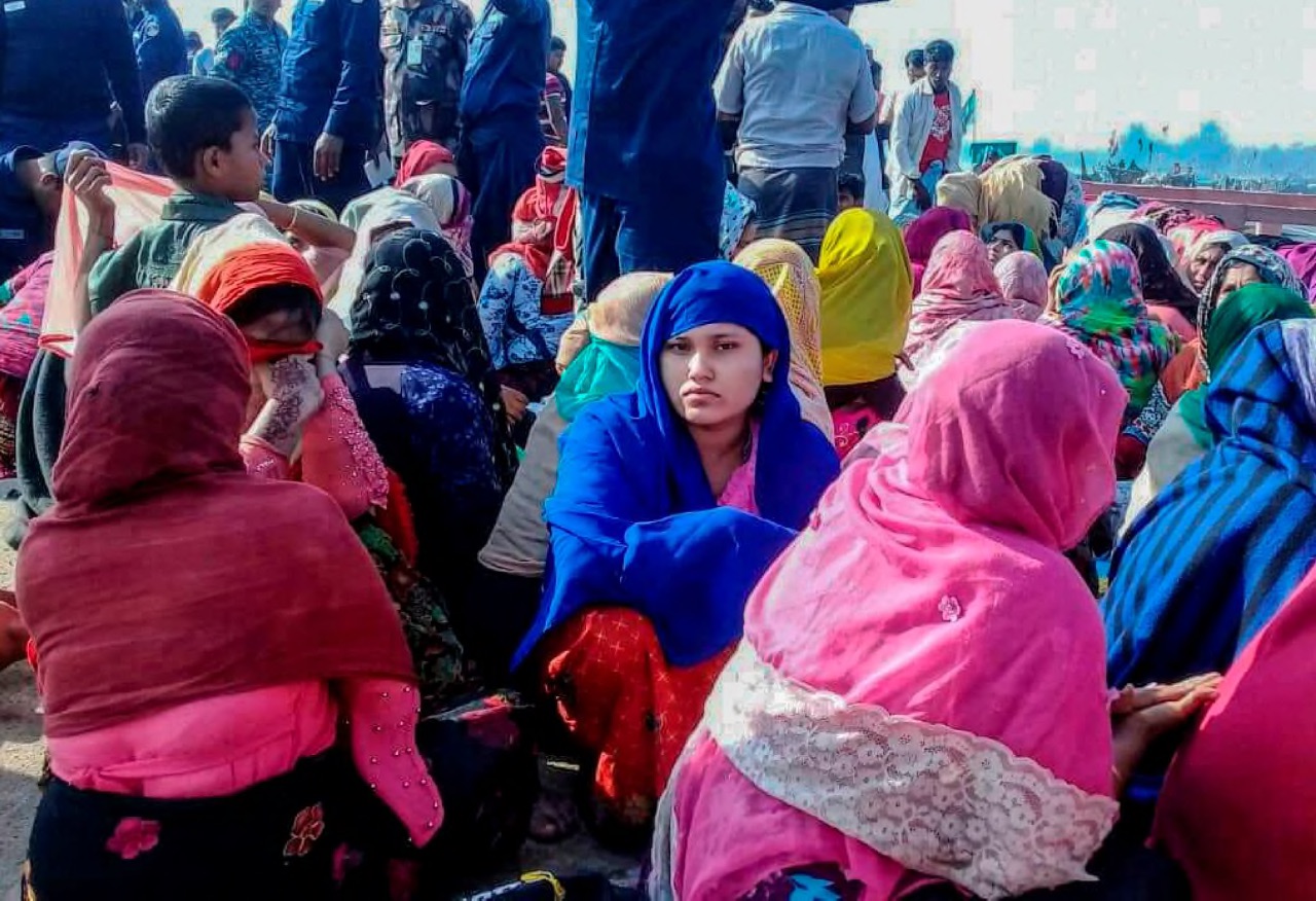 פליטים בני רוהינגה ממתינים בחוף לאחר שסירתם התהפכה סמוך לחופי בנגלדש, החודשצילום: AFP