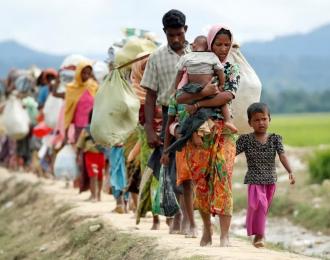 Rohingya refugees walk from Myanmar to refugee camps in Bangladesh. REUTERS/Jorge Silva